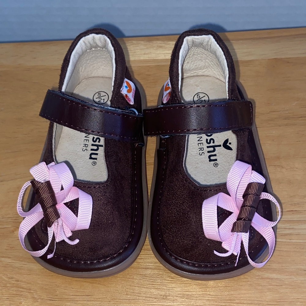 Mooshu Trainers 5/21 Suede Brown Dress Shoes with Pink Bow